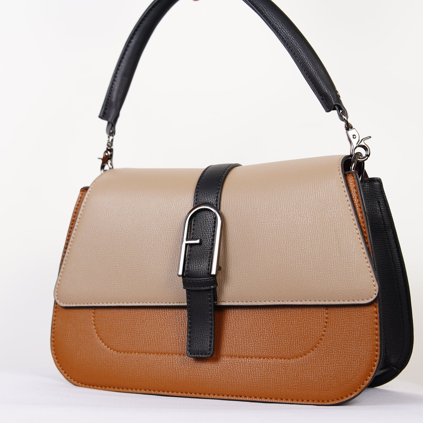 The Midtown Classic – Where City Chic Meets Everyday Ease