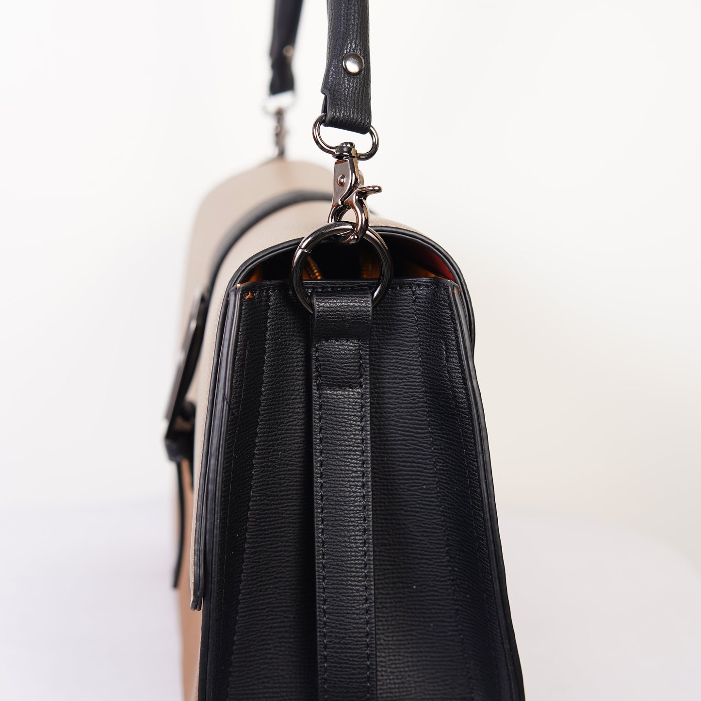 The Midtown Classic – Where City Chic Meets Everyday Ease